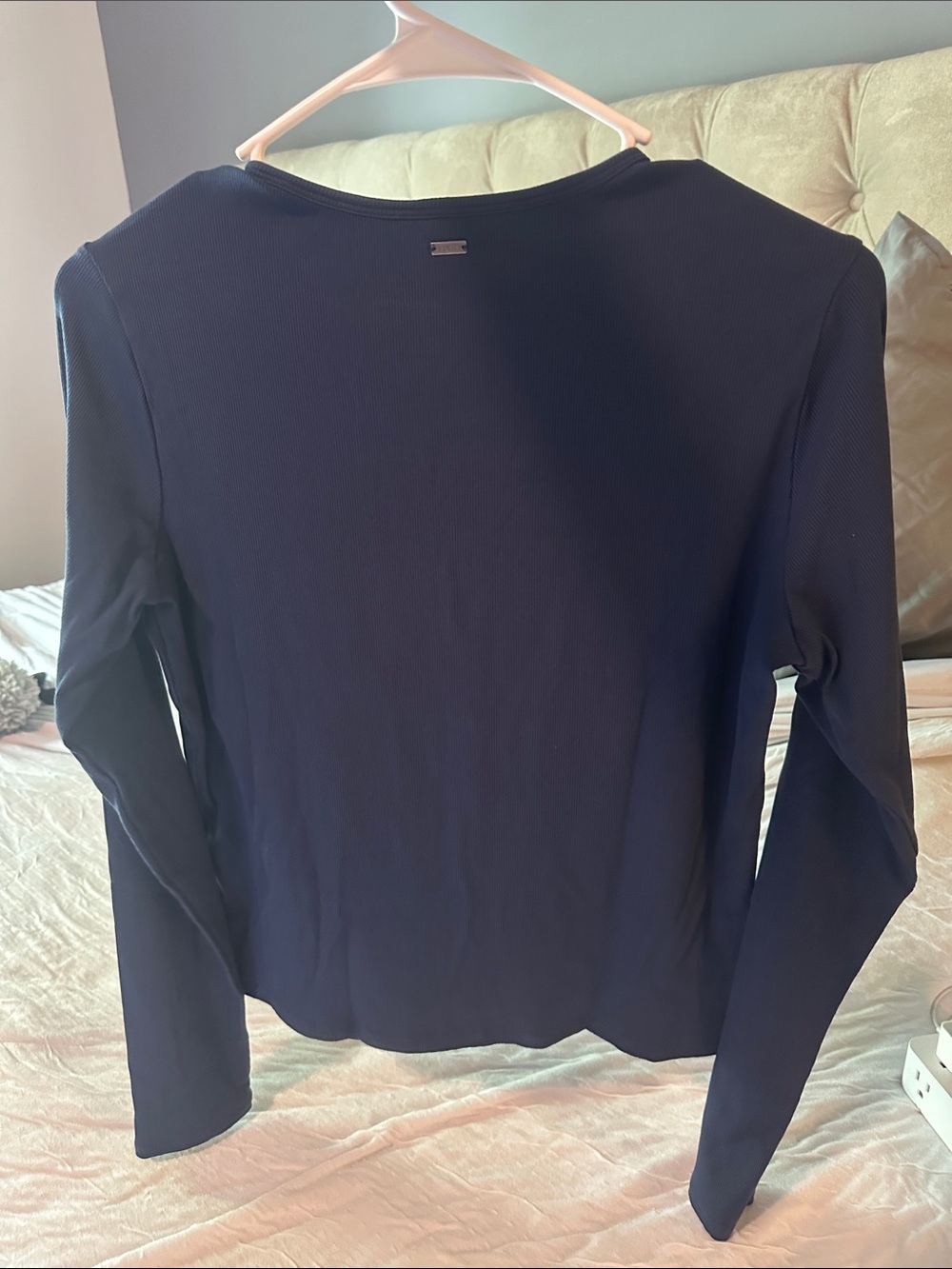 NEW Vuori Women's Navy Long-Sleeve Button-Front Shirt Large - Picture 2 of 7